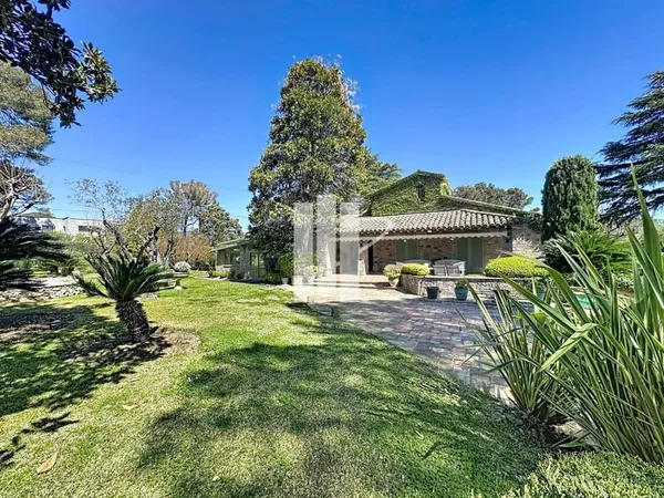 VILLA DE CHARME