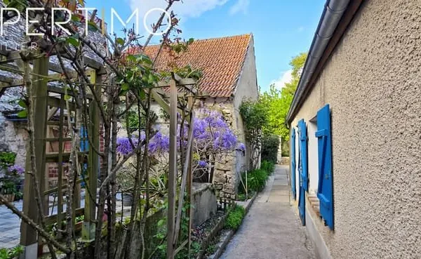 Maison de caractère avec dépendances, cour et jardin