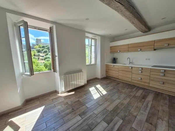 A Tourrettes, appartement duplex