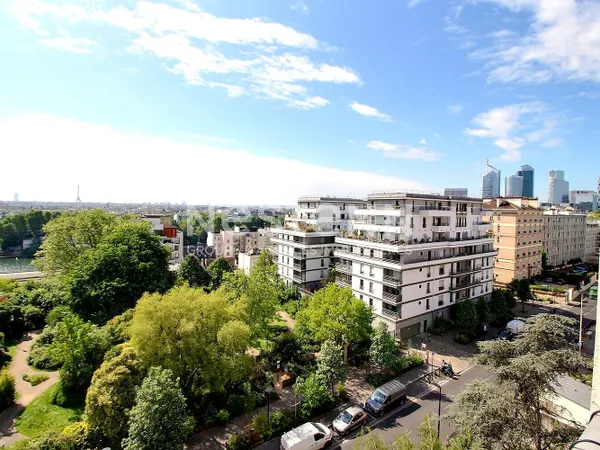 Appartement Courbevoie 4 pièces traversant vue Paris et la Défense balcons lumineux DPE D