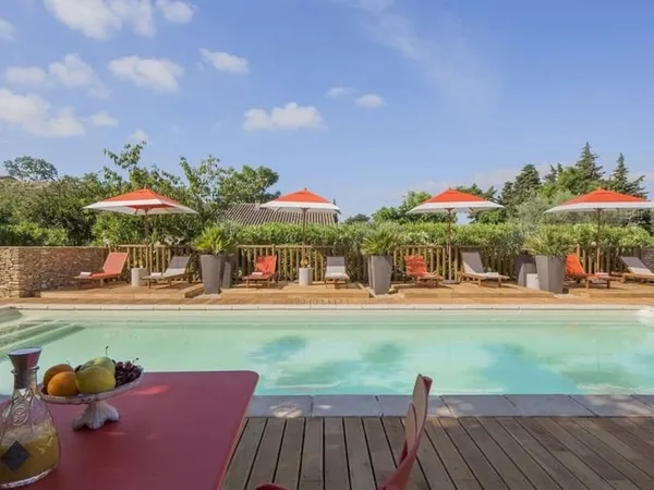 Uzès à 7 km - Propriété restaurée avec parc, piscine et dépendan