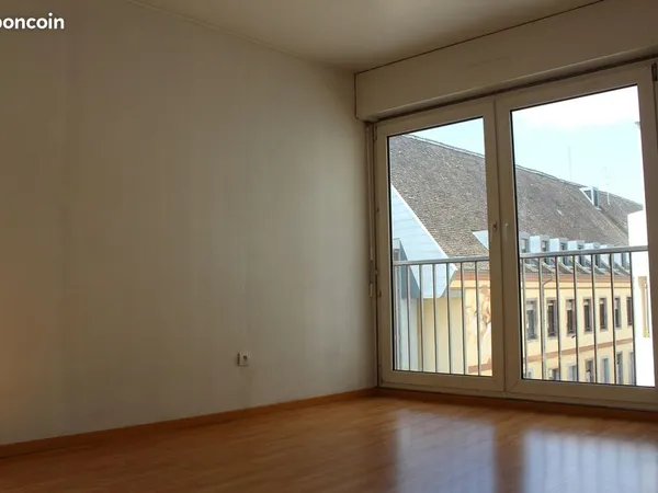 Studio 29m² + petit balcon Centre Ville dispo 23/05