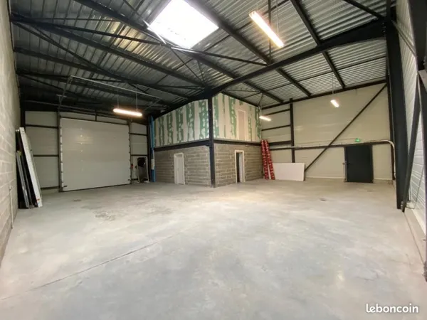 Local industriel 150 m²