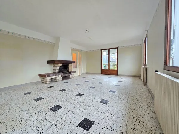 Maison Nibelle Bourg sur sous-sol complet avec dépendances