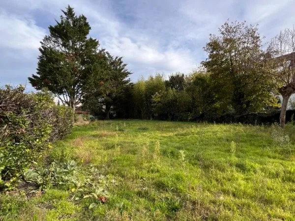 Terrain 838 m²