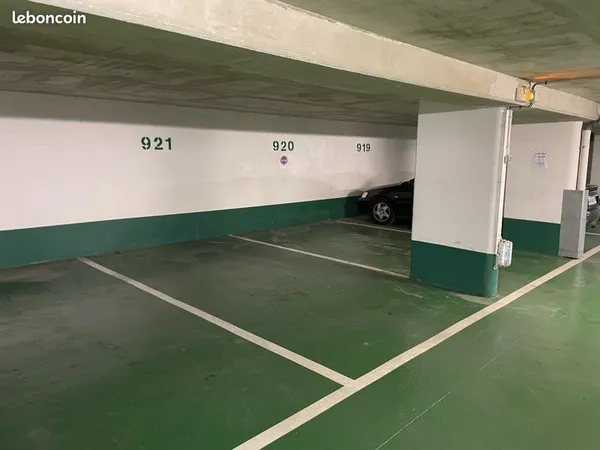 Parking avec borne de recharge