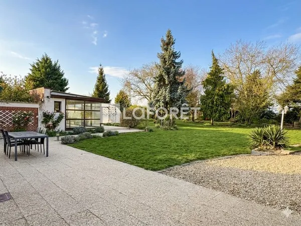 Jolie propriété de 253 m² avec piscine sur la commune de Lambres Lez Douai