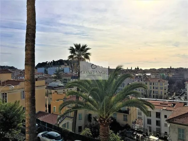 (06000) nice centre proche dubouchage et chambre de commerce 2 pieces renove vue mer tramway durandy