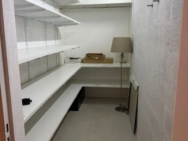 Cave saine aménagée - 20 m d'étagères sur mesure - penderie - stockage idéal