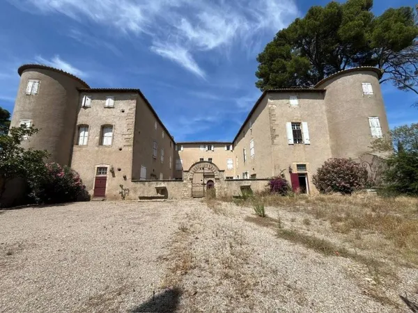Château 25 pièces 1000 m²