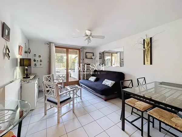SAINT CYPRIEN, 64m² villa traversante et parking