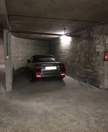 Loue grand parking porte de La Muette possibilité borne électrique