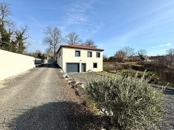 VERTAIZON / Maison à vendre dans un environnement verdoyant, proche des commerces !