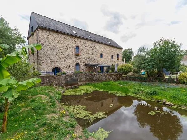 MAYENNE: Maison de moulin impeccablement rénovée avec jolis jardins, bief et aménagements aquatiques