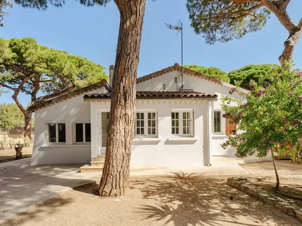 HYERES - LES PESQUIERS - VILLA EN PLEINE PROPRIETE - PARCEL