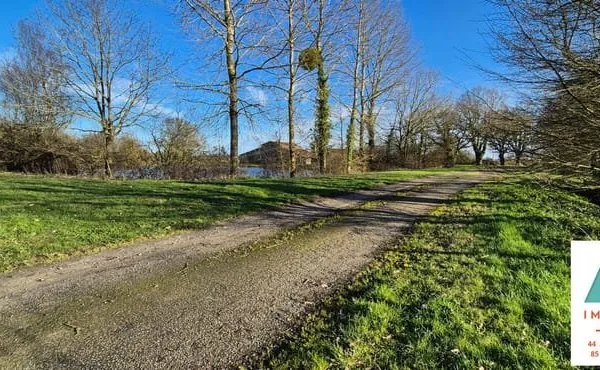 Propriété de caractère avec étang, grange en pierre et plus de 4 hectares de terrain