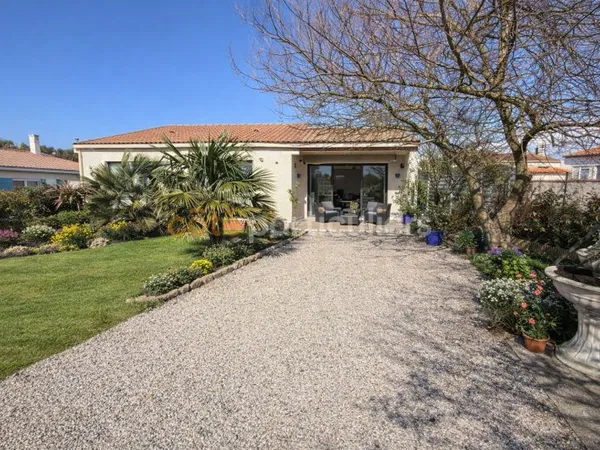 Maison lumineuse 2 chambres avec jardin et garage ? proche centre-ville et mer