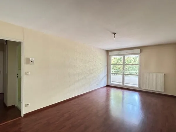 BEL F2 DE 54 M2 AVEC UN BALCON DANS UN QUARTIER DYNAMIQUE