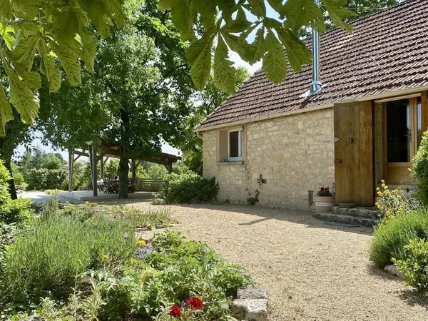 Charmante maison de 3 chambres au style grange rénovée avec piscine et terrain de 1,3 hectare