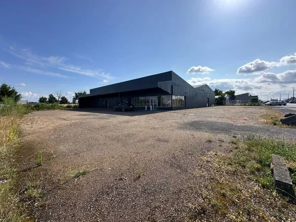 Dpt Saône et Loire (71), à vendre VITRY EN CHAROLLAIS Local commercial de 975m2 toitures et nombreux