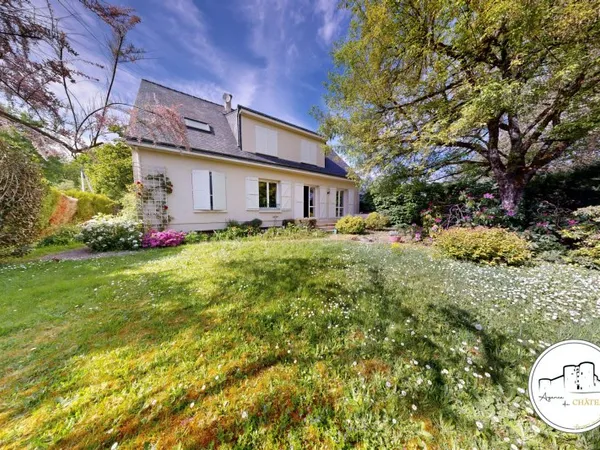 AVRILLÉ - Belle maison traditionnelle dans environnement boi