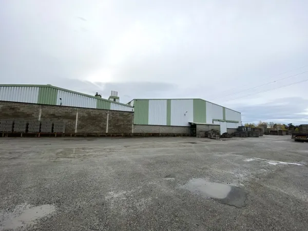 Local industriel 3180 m²