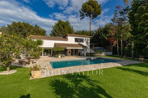 Villa lumineuse avec piscine et studio indépendant | Antibes