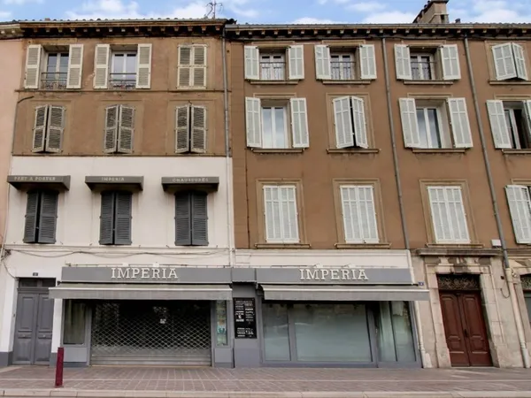 A VENDRE EN EXCLUSIVITE ! Immeuble Vidauban- Emplacement N°1 - Local commericial - 3 apprtaments T2 