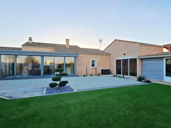 maison contemporaine et dépendances