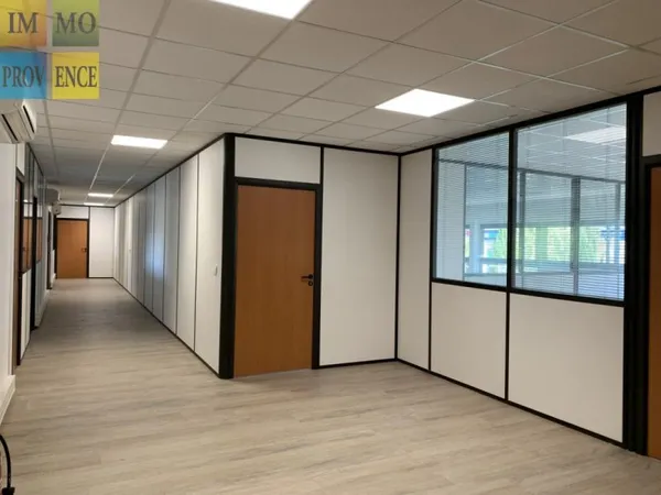 BUREAU 138 M2