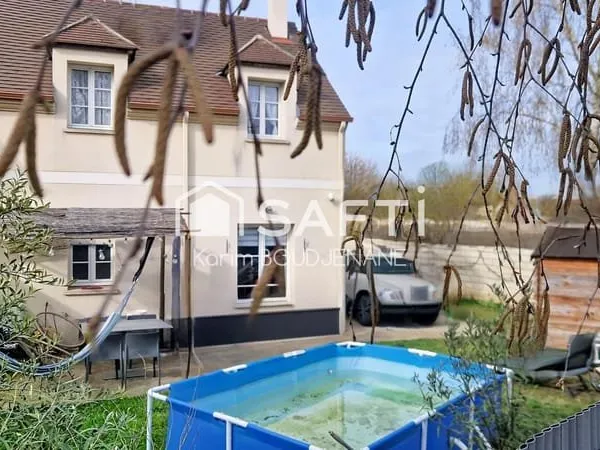 Maison de 3 chambres, 251 m2 de terrain, parkings...