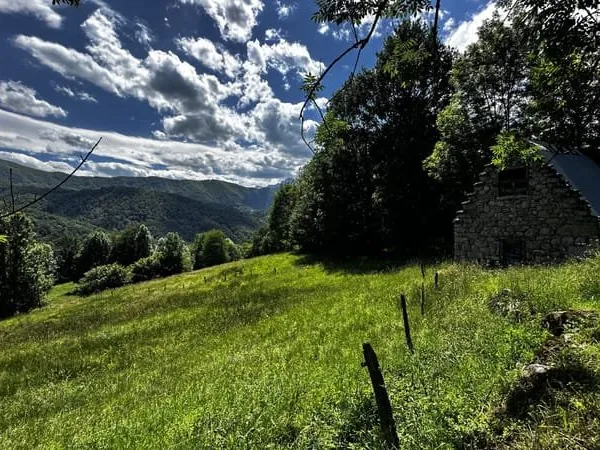 Ensemble de granges agricoles situées sur les hauteurs d'ERC
