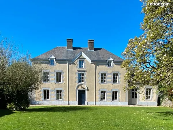 Château avec 8 chambres, 4 salles de bains et piscine