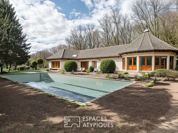 Maison hors norme de plain-pied avec jardin et piscine