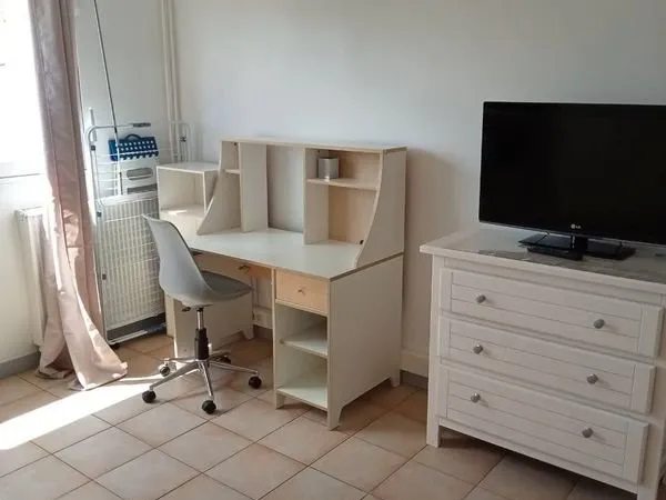 Part loue studio meublé