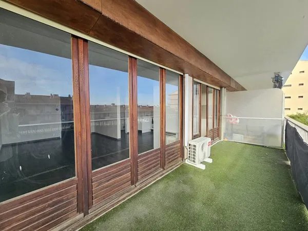 STUDIO AVEC GRANDE TERRASSE