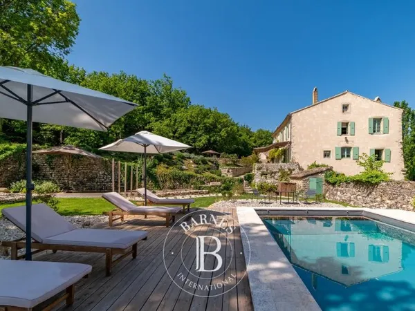 Barnes - Exceptionnel Domaine à Grignan - 780m2 de bâti - 2,5 hectares de parc - Piscine