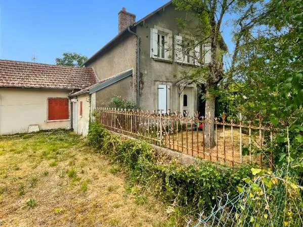 Charmante maison de village à Chezal-Benoît de 99 m2 3 chambres, dépendances et terrain