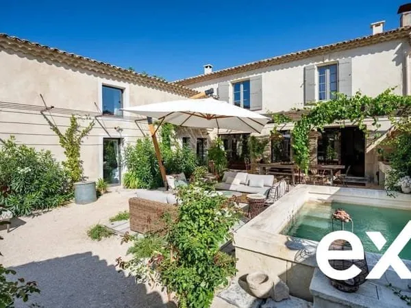 Exceptionnelle et rare maison de village aux portes du massif de