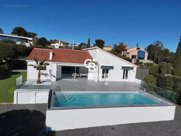Villa moderne de plain-pied, aux lignes épurées, ouverte sur un panorama d'exception jusqu'à la mer