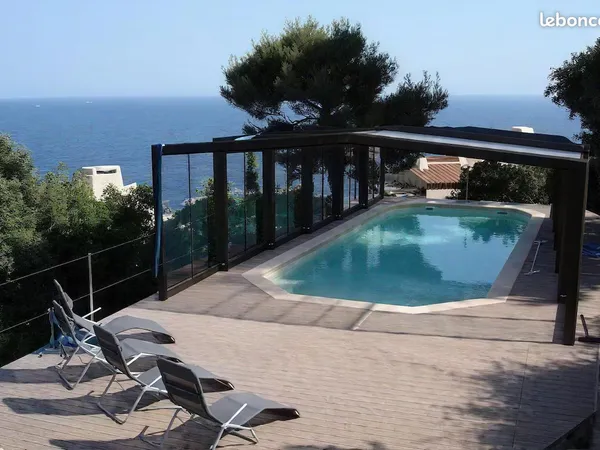 Villa d'exception au bord de la mer, piscine, horizon