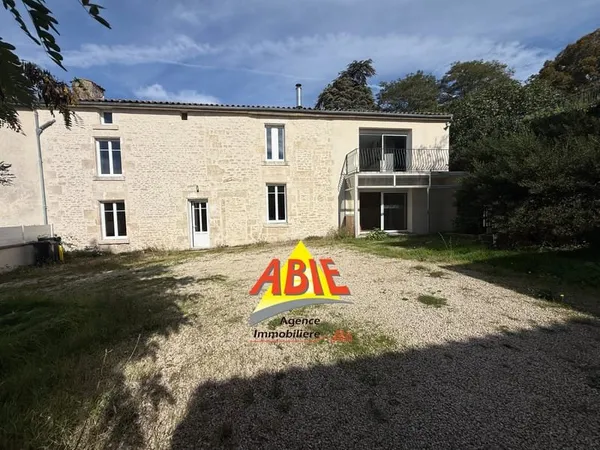 Maison en pierre située dans le bourg de Benet 156m2