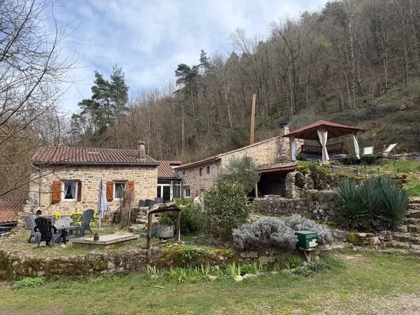 Ensemble immobilier en pierre de pays avec dépendances et terrains