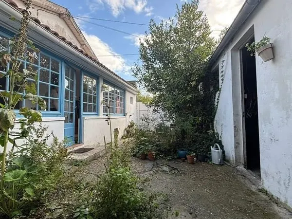 Maison de plain pied avec garage et atelier