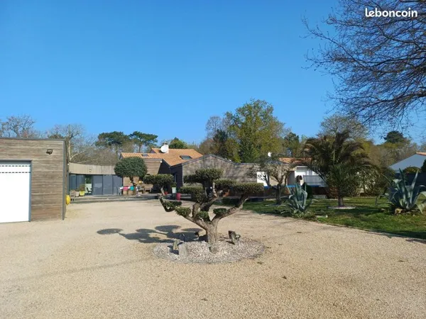 Maison d'architecte à 15 minutes de Royan et 12 kms des plages avec piste cyclable