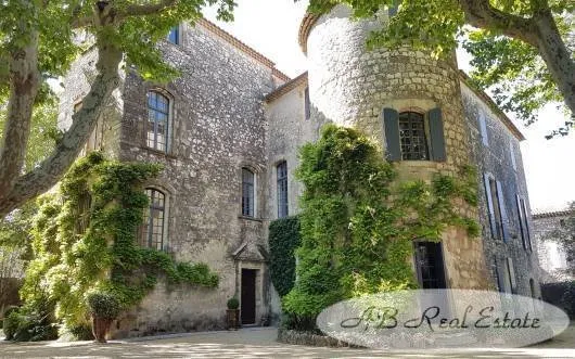 Secteur Uzès Superbe Château ISMH édifié au XIIIème et remanié au fil des siècles, partiellement
