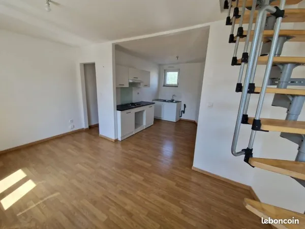F2 Duplex 36m2 proximité axes routiers avec parking