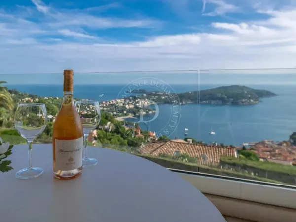 3 pièces avec terrasse et vue imprenable sur la rade de Villefranche