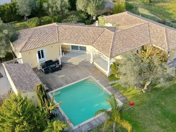 Villa d'architecte de 221m2 9P 7Ch avec Piscine et Pool house à Sollies Pont. Rendement locatif impo