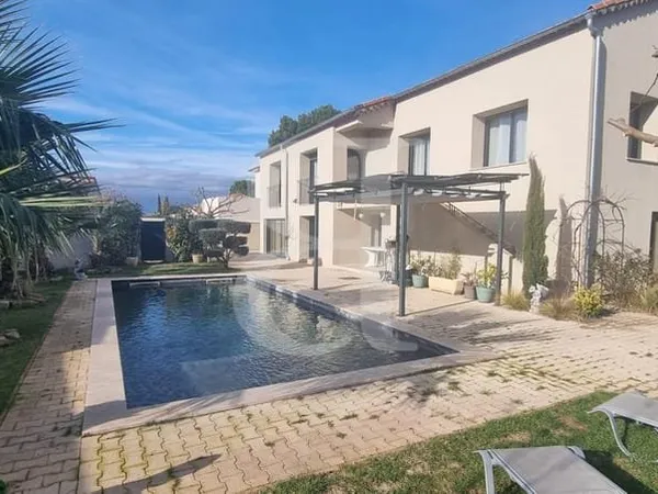 Jolie villa rénovée avec pisicne et garage à Carpentras
